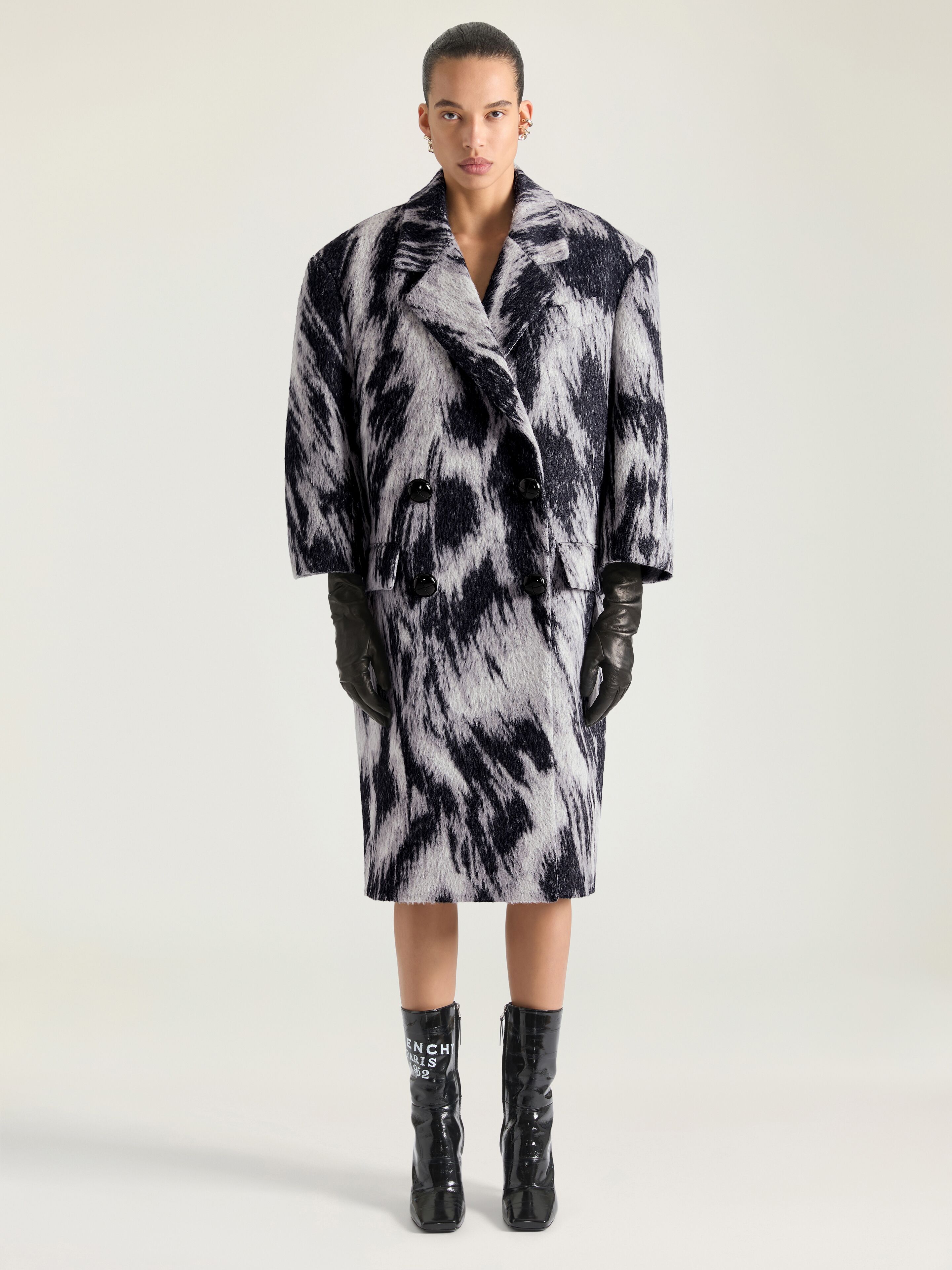 Coat in wool jacquard with animal print